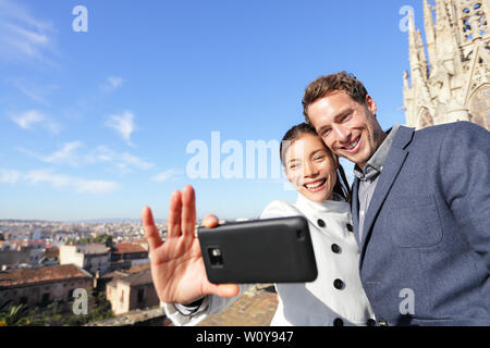 Urban junges Paar auf Reisen in Barcelona unter selfie self portrait Foto mit smart phone Kamera. Glückliche junge Mann und Frau vor der Kirche in Barcelona, Spanien. Stockfoto