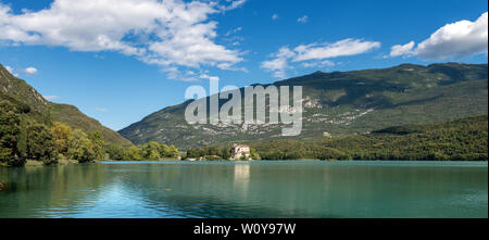 Lago di Toblino (Lago di Toblino) mit einer mittelalterlichen Burg, kleinen alpinen See in Trentino Alto Adige, Italien, Europa Stockfoto