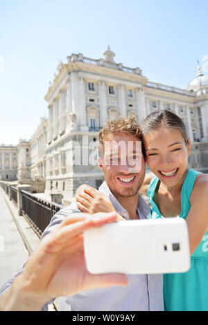 Paar unter selfie Foto auf dem Smartphone in Madrid. Romantischer Mann und Frau in der Liebe mit smart phone Self-portrait Fotografie auf Reisen in Madrid, Spanien. Stockfoto