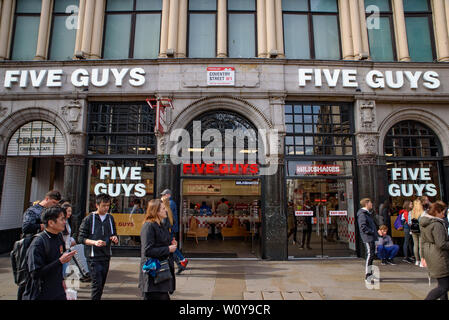 Fünf Jungs am Piccadilly Circus, London, Vereinigtes Königreich Stockfoto