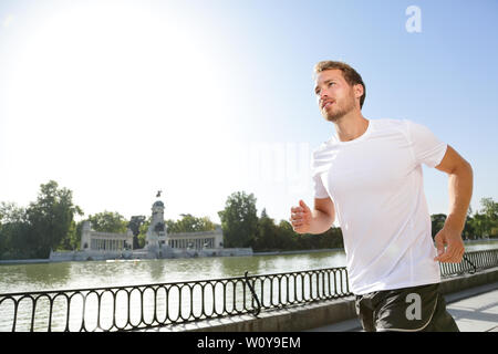 Joggen Mann im City Park El Retiro Madrid läuft. Männliche Läufer die Ausübung und Ausbildung auf Run Leben gesunden, aktiven Lebensstil in Buen Retiro Park, Parque El Retiro in Madrid, Spanien, Europa. Stockfoto