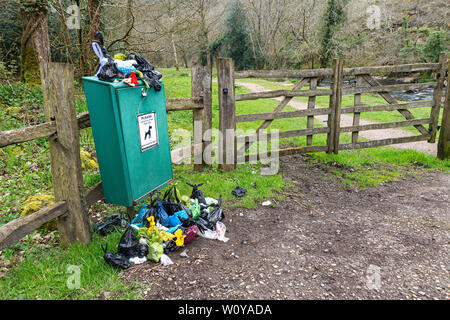 Überquellenden Hundehaufen bin auf das Fingle Brücke, Devon in England Landschaft. Stockfoto