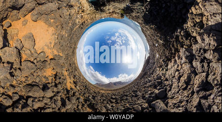 Sphärische inverse Little planet Panorama von der felsigen Küste der Insel Teneriffa mit einem Berg im Hintergrund Stockfoto