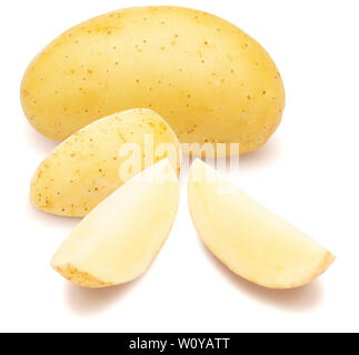 Schöne ganze Kartoffel mit mehreren Segmenten (Kartoffel Keil). Auf weissem Hintergrund Stockfoto