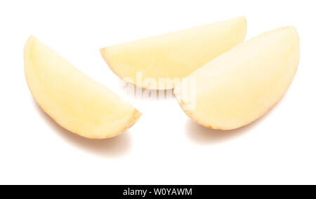 Kartoffeln geschnitten in Segmente (Kartoffel Keil). Auf weissem Hintergrund Stockfoto