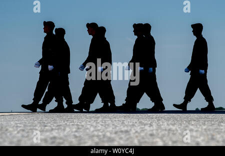 Dover, DE, USA. 28 Juni, 2019. Juni 28, 2019: Die Armee der alten Garde tragen Teams Wanderungen zu den Transfer Flugzeuge während der würdige Übertragung von Sergeant James G. Johnston, Trumansburg, New York, in Dover Air Force Base. Die feierliche Zeremonie wurde durch zahlreiche Würdenträger, darunter Vice President Mike Pence, stellvertretender Verteidigungsminister Dr. Mark Esper und amtierende Sekretär der Armee Ryan McCarthy besucht. Scott Serio/ESW/CSM/Alamy leben Nachrichten Stockfoto