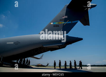 Dover, DE, USA. 28 Juni, 2019. Juni 28, 2019: Würdenträger Kopf zum Transfer Ebene während der würdige Übertragung von Sergeant James G. Johnston, Trumansburg, New York, in Dover Air Force Base. Die feierliche Zeremonie wurde durch zahlreiche Würdenträger, darunter Vice President Mike Pence, stellvertretender Verteidigungsminister Dr. Mark Esper und amtierende Sekretär der Armee Ryan McCarthy besucht. Scott Serio/ESW/CSM/Alamy leben Nachrichten Stockfoto