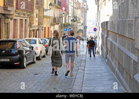 Eine junge trendige Paar Touristen Rückansicht hinter entlang der Rua de Sao Bento Straße in Porto Porto Portugal Europa KATHY DEWITT Stockfoto