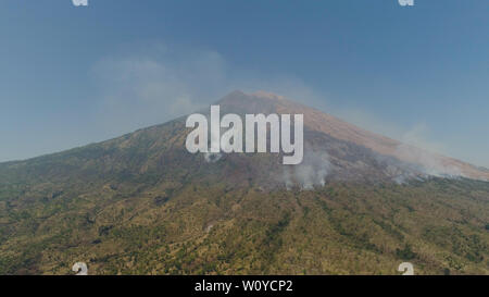 Pisten Vulkan mit Waldbränden, Ackerland am Fuß des Vulkans Agung. tropische Landschaft Luftaufnahme Berge sind mit Wald bedeckt. Bali, Indonesien. Stockfoto