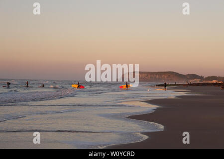 Im Morgengrauen, die Sonne im Meer von Torres Strand, im Norden von Rio Grande Sul, Fischer und Sportler genießen Sie dieses magische Stunde! Stockfoto