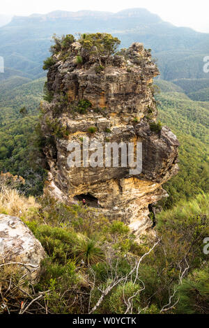 Eine der drei Schwestern Felsformation mit Blick ins Tal Luftaufnahme vertikale, Katoomba, New South Wales, Australien Stockfoto