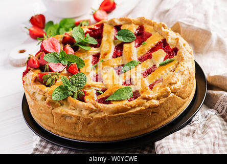 Amerikanische Erdbeertorte Torte Kuchen süß gebackenen Kuchen essen auf weiße Holztisch. Stockfoto