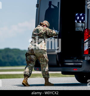 Dover, DE, USA. 28 Juni, 2019. Juni 28, 2019: Tür Attendant Älterer Flieger Rachael Semanko schloss die Tür des Fahrzeugs während der würdige Übertragung von Sergeant James G. Johnston, Trumansburg, New York, in Dover Air Force Base. Die feierliche Zeremonie wurde durch zahlreiche Würdenträger, darunter Vice President Mike Pence, stellvertretender Verteidigungsminister Dr. Mark Esper und amtierende Sekretär der Armee Ryan McCarthy besucht. Scott Serio/ESW/CSM/Alamy leben Nachrichten Stockfoto