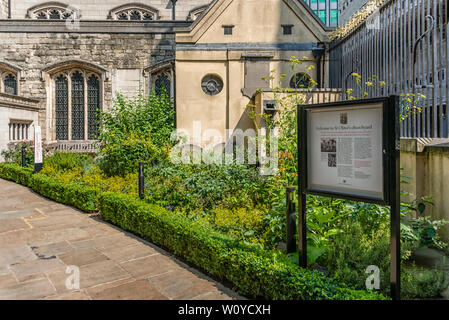 LONDON, Großbritannien - 08. JULI 2018: Information Board in St Olave in Hart Street Churchyard Stockfoto