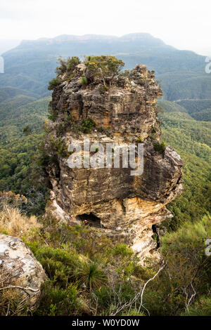 Eine der drei Schwestern Felsformation mit Blick ins Tal Luftbild mit Blick auf die Berge im Hintergrund, Katoomba, New South Wales, Australien Stockfoto