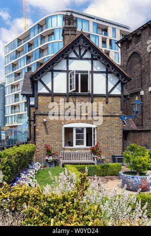 LONDON, Großbritannien - 08. JULI 2018: Außenansicht des Wharfinger Cottage in der Nähe des Tower of London - einst vom Controller of Tower Wharf genutzt Stockfoto