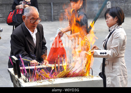 Anbeter räuchern Angebote im Buddhistischen Tempel in Peking Stockfoto
