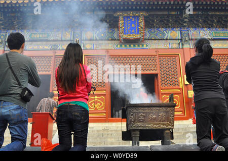 Anbeter räuchern Angebote im Buddhistischen Tempel in Peking Stockfoto