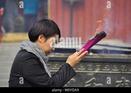 Worshipper räuchern Angebote im Buddhistischen Tempel in Peking Stockfoto