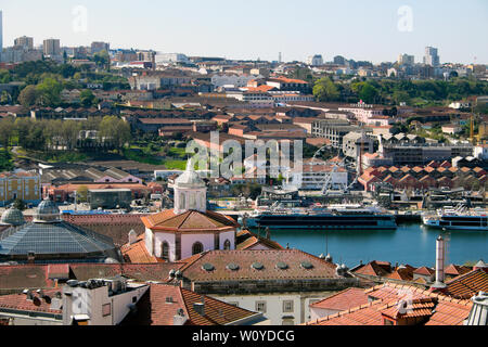 Ein Blick auf den Hafen Wein Hütten auf Vila Nova de Gaia Seite des Flusses Douro, touristische Schiffe & Dächer von Ribeira Porto Oporto Portugal KATHY DEWITT Stockfoto