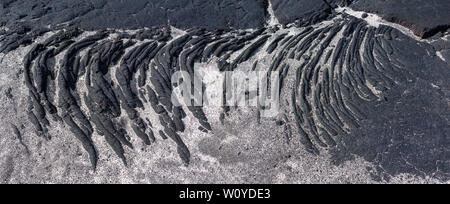 Erstarrter Lava mit hellen Sand in Nahaufnahme Stockfoto