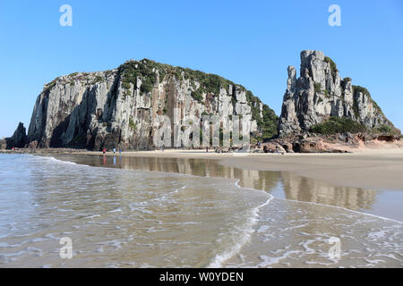 Praia da guarita, zwischen Morro das Furnas und Morro da guarita, in der Nähe der ökologischen Park von guarita in der Küstenstadt Torres Stockfoto