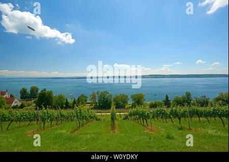 Bodensee mit Zeppelin oben, von der deutschen Seite über die Schweiz gesehen. Stockfoto