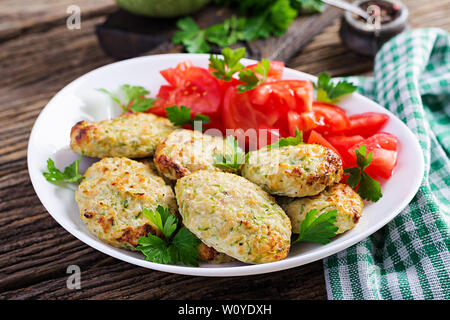 Hühnerschnitzel mit Zucchini und Tomaten Salat. Gesundes Essen. Stockfoto