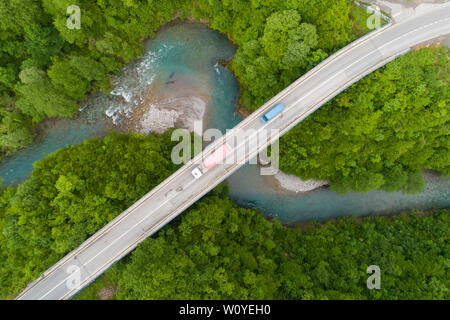 Luftaufnahme der Straßenbrücke über den Fluss Moraca Stockfoto