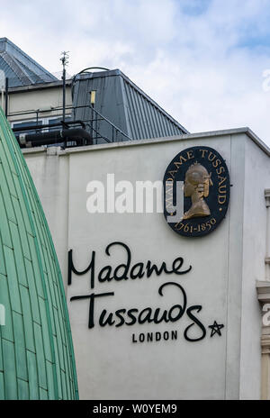 LONDON, Großbritannien - 08. JULI 2018: Schild an der Außenseite des Madame Tussauds Wachsfigurenkabinetts in der Marylebone Road Stockfoto