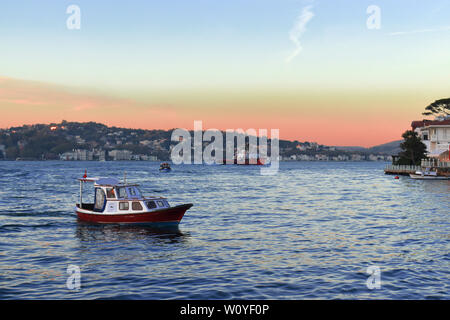 Fischerboot in Istanbul Strait. Segelboot bei Sonnenuntergang. Stockfoto