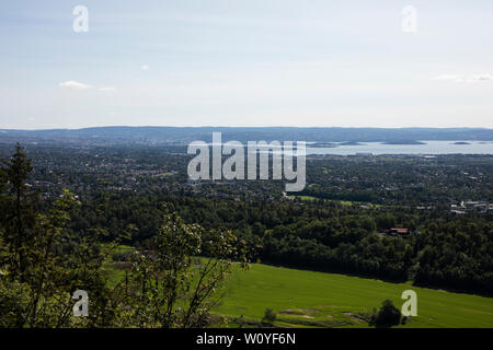 Der Blick auf den Oslofjord und die Stadt und den Hafen von Kalsøstopp außerhalb von Oslo, Norwegen. Stockfoto