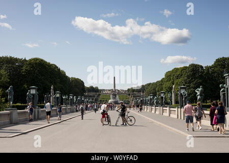 Die Brücke, die vom Haupttor zum Brunnen in der vigeland Installation bei Frogner Park, Oslo, Norwegen führt. Stockfoto