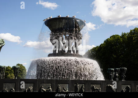 Tauben sitzen auf dem Brunnen im Vigeland Installation bei Frogner Park in Oslo, Norwegen. Stockfoto