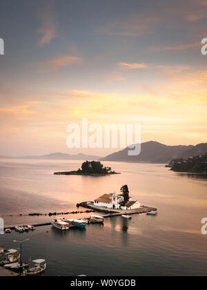 . Ein Blick auf die Maus Insel mit dem 17. Jahrhundert Kirche Panagia Viacheme im Vordergrund. Das Bild beschreibt Mouse Island und die Kirche Stockfoto