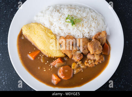 Reis mit japanischen Curry mit Omelett und Chicken Fried Aufstockung in weiße Platte. Stockfoto