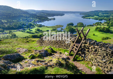 Morgens einen Schuß von Lake Windermere, die steinernen Wände und den Stil, die Passage über die Mauer von knapp über Ambleside. Stockfoto