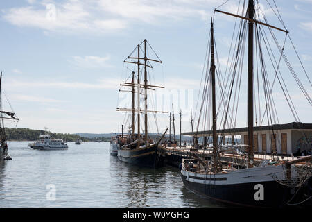 Segelboote vertäut im Hafen (Pipervika) in der Nähe von Aker Brygge an einem Sommertag in Oslo, Norwegen. Stockfoto