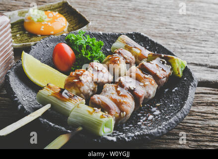 Im japanischen Stil Spieße Schwein gegrillt oder buta yakiton izakaya Essen in der Platte mit grauem Ton Beleuchtung. Stockfoto
