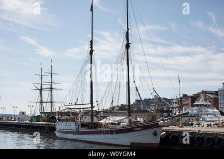 Segelboote vertäut im Hafen (Pipervika) in der Nähe von Aker Brygge an einem Sommertag in Oslo, Norwegen. Stockfoto