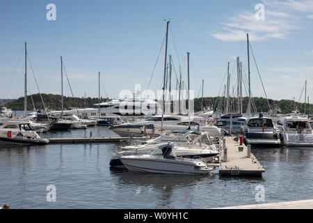 Segelboote vertäut im Hafen (Pipervika) in der Nähe von Aker Brygge an einem Sommertag in Oslo, Norwegen. Stockfoto