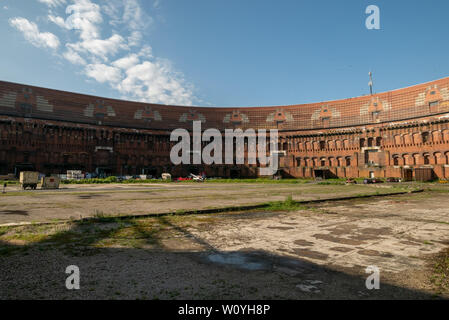 Nürnberg, Deutschland - Juni 13, 2019: Innenhof der Kongresshalle (Kongresshalle) als Teil der ehemaligen Reichsparteitagsgelände. (Reichspartei Stockfoto