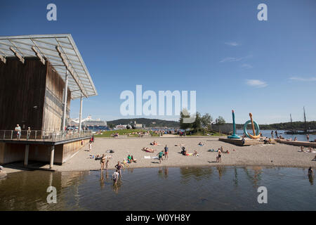 Die tjuvholmen Swimmingpool Bereich neben der Astrup Fearnley Museum auf der Strandpromenaden in Oslo, Norwegen. Stockfoto