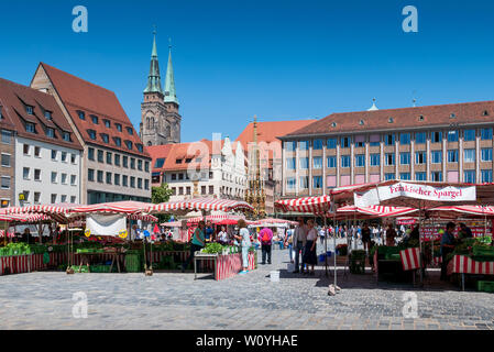 Nürnberg, Deutschland - 13. JUNI 2019: Marktstände auf dem Marktplatz der fränkischen Stadt Nürnberg in Deutschland. Stockfoto