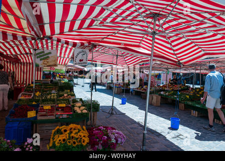 Nürnberg, Deutschland - 13. JUNI 2019: Marktstände auf dem Marktplatz der fränkischen Stadt Nürnberg in Deutschland. Stockfoto