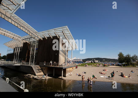 Die tjuvholmen Swimmingpool Bereich neben der Astrup Fearnley Museum auf der Strandpromenaden in Oslo, Norwegen. Stockfoto