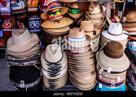 Beach Hut, Palm hat. sombrero de Playa, sombrero de Palma Verkauf von Souvenirs in das Reiseziel Puerto Pe-ASCO, Sonora, Mexiko. Handwerk, Kunst, h Stockfoto
