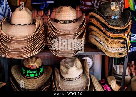 Beach Hut, Palm hat. sombrero de Playa, sombrero de Palma Verkauf von Souvenirs in das Reiseziel Puerto Pe-ASCO, Sonora, Mexiko. Handwerk, Kunst, h Stockfoto