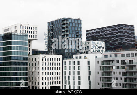 Oslo, Norwegen - 20. Juni 2019: Außenansicht des modernen Hochhäusern in der bjørvika Bezirk. Stockfoto