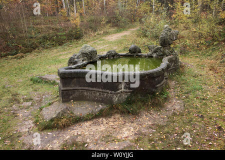 Skulpturengruppe als Jakob (Jákobova studna) im Bereich der offenen skulpturalen Galerie bekannt als Braunův Betlém (Braun Bethlehem) im Wald in der Nähe des Dorfes Žireč in Ostböhmen, Tschechische Republik aufgegeben. Der Brunnen wurde von dem berühmten in Österreich geborene Bildhauer Matthias Bernhard Braun (matyáš Bernard Braun) von 1726 bis 1729 unter anderem geschnitzte Statuen und Reliefs direkt in Sandsteinfelsen im New Forest in der Nähe des Kuks Krankenhaus (Nový les u Kuksu). Die Braunův Betlém gilt als eines der Meisterwerke des böhmischen Barock Skulptur werden. Stockfoto